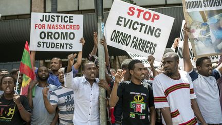 Des Ethiopiens manifestent devant le centre d'information des Nations unies à Pretoria, en Afrique du sud, le 1er février 2016, contre les violations des droits de l'Homme dans la région d'Oromia en Ethiopie. (IHSAAN HAFFEJEE / ANADOLU AGENCY)