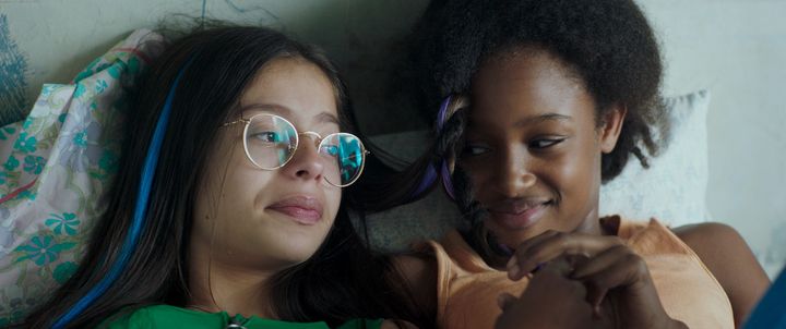 Fathia Youssouf (à droite) et Medina El Aidi (à gauche) jouent deux adolescentes de onze ans dans le film&nbsp;Mignonnes.&nbsp; (BIEN OU BIEN PRODUCTIONS 2018)