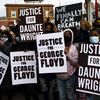 Des manifestants célèbrent&nbsp;le verdict du procès de Derek Chauvin, le 20 avril 2021, à Minneapolis (Minnesota). (STEPHEN MATUREN / GETTY IMAGES NORTH AMERICA / AFP)