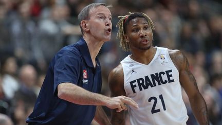 Le sélectionneur de l'équipe de France de basket Vincent Collet avec son meneur Andrew Albicy (LAURENT LAIRYS / MAXPPP)