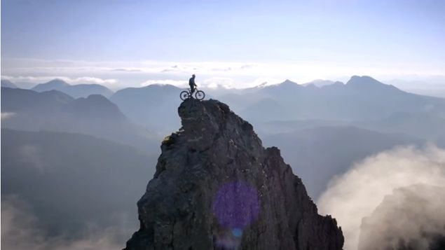 &nbsp; (© Danny MacAskill en vélo sur le Cuilin Ridge, un ancien volcan de l'île de Skye)