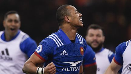 Gaël Fickou avec le dernier maillot du XV de France chez Adidas à Cardiff, le 17 mars 2018. (CHRISTOPHE SIMON / AFP)