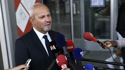 Le directeur général de la santé, Jérôme Salomon, le 20 août 2021 à l'aéroport d'Orly. (STEPHANE DE SAKUTIN / AFP)