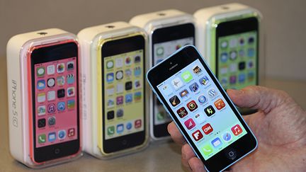 Vendu 609 euros, l'iPhone 5C n'est pas encore assez low-cost pour conqu&eacute;rir les march&eacute;s indien et chinois. (GEORGE FREY / REUTERS)