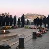 La flamme sous l'Arc de Triomphe à Paris a été ravivée en hommage aux tirailleurs sénégalais, le 27 février 2023. (MORGANE HEUCLIN-REFFAIT / RADIO FRANCE)