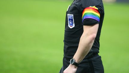 Un arbitre portant le drapeau arc-en-ciel contre l'homophobie, lors d'un match de Ligue 2. (VINCENT VOEGTLIN / MAXPPP)