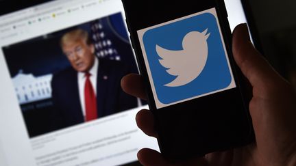 La guerre est déclarée entre le président américain et le réseau social Twitter, le 27 mai 2020. (OLIVIER DOULIERY / AFP)