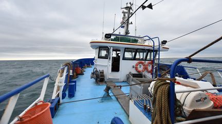 Un chalutier quitte le port de Boulogne-sur-Mer (Pas-de-Calais), en septembre 2020. (NICOLAS GUBERT / AFP)