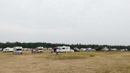 Des participants encore présents sur le site du Teknival de Villegongis (Indre), lundi 22 mai 2023 (RADIOFRANCE - François Breton)