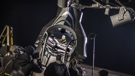 Le parachutiste autrichien&nbsp;Felix Baumgartner dans sa capsule destin&eacute;e &agrave; s'&eacute;lever &agrave; 36 km et lui permettre de sauter &agrave; cette hauteur, &agrave; Roswell (Nouveau-Mexique), le 9 octobre 2012. Pour des raisons m&eacute;t&eacute;orologiques, le saut a &eacute;t&eacute; report&eacute; ult&eacute;rieurement. (JOERG MITTER / RED BULL / AFP)