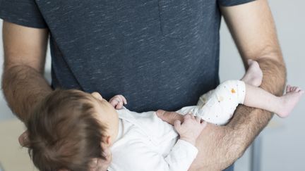 The environmentalist town hall of Lyon announced on November 24, 2023 that it wanted to increase paternity leave to ten weeks for its agents, a measure presented as a "first for a local authority".  (Illustrative photo) (CAMILLE CIER / HANS LUCAS / AFP)