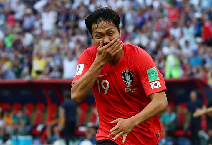 Kim Young-gwon fête son but face à l'Allemagne, le 27 juin 2018, à Kazan (Russie). (PILAR OLIVARES / REUTERS)