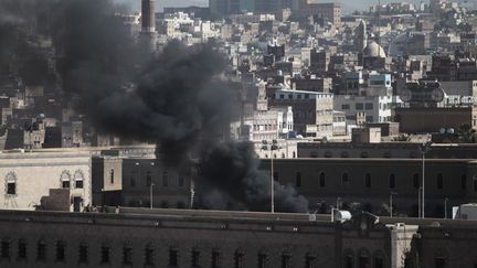 Le minist&egrave;re de la D&eacute;fense y&eacute;m&eacute;nite, &agrave; Sanaa, apr&egrave;s une attaque le 5 d&eacute;cembre 2013.&nbsp; (KHALED ABDULLAH ALI AL MAHDI / REUTERS)