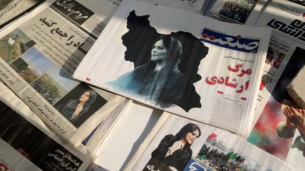 Deux jours après la mort suspecte de Mahsa Amini, qui avait été arrêtée par la police des moeurs, plusieurs journaux iraniens font leur une sur cette jeune femme de 22 ans, qui va rapidement devenir un symbole en Iran, le 18 septembre à Téhéran, en Iran. (FATEMEH BAHRAMI / ANADOLU AGENCY)