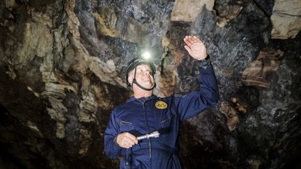 Le Pr Lee Berger, paléontologue, explorateur et membre de la National Geographic Society, explique la pertinence scientifique de la découverte de l'Homo Naledi dans le réseau de grottes de Rising Star, le 11 mai 2023. (LUCA SOLA / AFP)