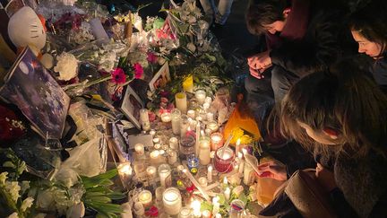 Un&nbsp;mémorial a été&nbsp;improvisé en hommage aux victimes iraniennes qui vivaient à Toronto. (GREGORY PHILIPPS / RADIO FRANCE)