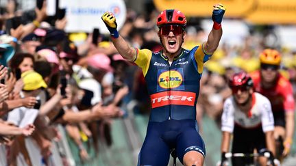 Le Danois Mads Pedersen a remporté la 8e étape du Tour de France 2023, à Limoges, le 8 juillet. (MARCO BERTORELLO / AFP)