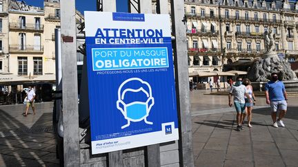 Des affiches rappellent le port obligatoire du masque à Montpellier (Hérault), le 25 août 2020. (PASCAL GUYOT / AFP)