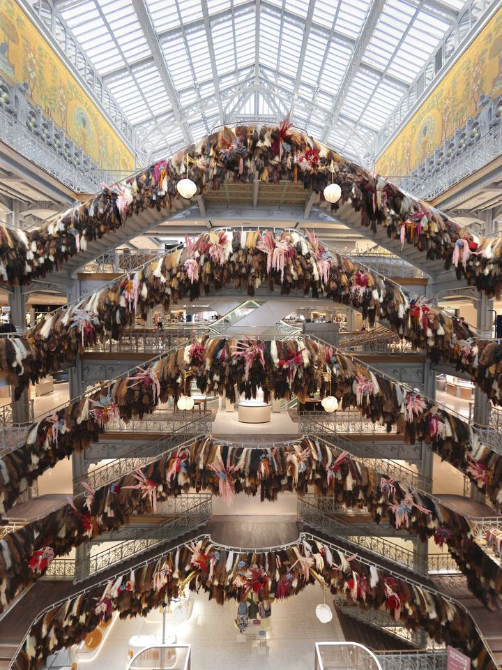 L'installation de Charle LeMindu sur le grand escalier de la Samaritaine, mars 2023 (Courtesy of La Samaritaine)