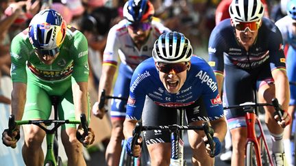 Le Belge Jasper Philipsen savoure son succès au sprint sur la 15e étape du Tour de France, à Carcassonne, le 17 juillet 2022. (ANNE-CHRISTINE POUJOULAT / AFP)