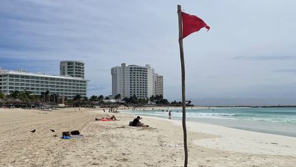 La plage de Cancun, au Mexique, avant le passage de la tempête Idalia, le 28 août 2023. (ELIZABETH RUIZ / AFP)