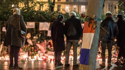 &nbsp; (Le recueillement devant le Bataclan une semaine après l'attaque © maxPPP)