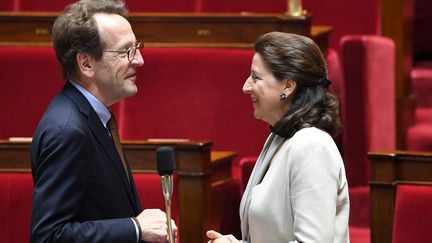 Le&nbsp;député LREM Gilles Le Gendre et la ministère des Solidarités et de la Santé Agnès Buzyn, le 12 juin 2018 à l'Assemblée nationale, à Paris.&nbsp; (ALAIN JOCARD / AFP)