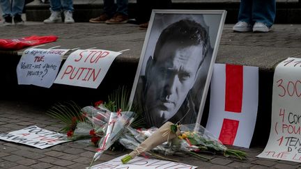 Une photo en hommage à Alexeï Navalny, le 17 février 2024 à Nantes. (ESTELLE RUIZ / AFP)