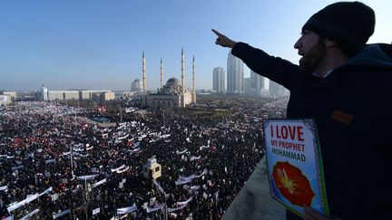 Des milliers de musulmans manifestent contre les caricatures de Mahomet publi&eacute;es par Charlie&nbsp;Hebdo, dans le centre de Grozny (Tch&eacute;tch&eacute;nie), le 19 janvier 2015. (MUSA SADULAYEV / AP / SIPA)