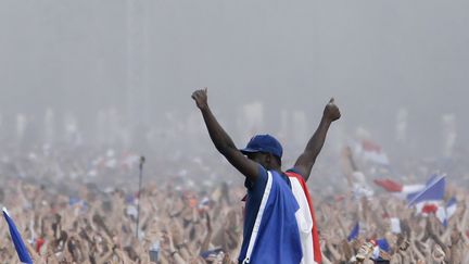 La presse salue le côté rassembleur de cette victoire.  (CHARLY TRIBALLEAU / AFP)