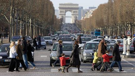 Des piétons sur les Champs-Elysée à Paris. (Photo d'illustration) (TIM GRAHAM / GETTY IMAGES EUROPE)