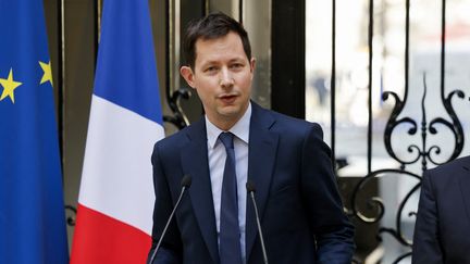 La tête de liste aux européennes du pparti Les Républicains François-Xavier Bellamy lors d'une conférence de presse à Paris, le 19 mars 2024. (LUDOVIC MARIN / AFP)