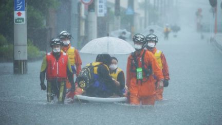 Les secours évacuent des habitants piégés par les inondations, le 14 août 2021 à Kurume (Japon). (TOSEI KISANUKI / YOMIURI)