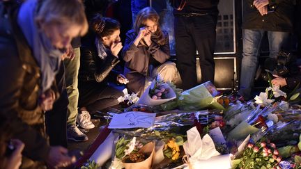 Attentats à Paris : recueillement sur les lieux des attaques