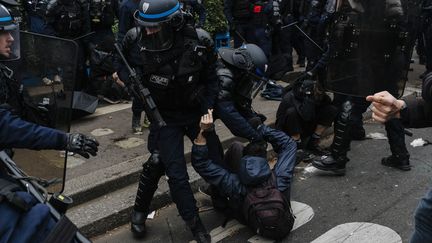 La police procède à une interpellation pendant la manifestation contre la réforme des retraites à Paris, le 11 mars 2023. (JAN SCHMIDT-WHITLEY/LE PICTORIUM / MAXPPP)