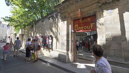 Le "Théâtre du Barouf", autrefois appelé Pension Dupuis était un bâtiment appartenant au clergé, une chapelle des pénitents noirs florentins et aussi magasin de garance (plante de teinturiers) avant la Révolution française. Abritant une école au 20e siecle, il est transformé en théâtre pour le festival d'Avignon depuis 1999.
 (Vincent Damourette pour Culturebox)