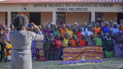 A Chimoio la capitale de la province de Manica, l'organisation qui recueille des enfants et des adolescentes met l'accent sur l'éducation et l'émancipation, pratiquement impossibles au village car le dialogue est ardu et l'autorité des chefs traditionnels reste incontournable, explique Mme Anaiva. &nbsp; &nbsp; (ALFREDO ZUNIGA / AFP)