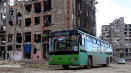 Pendant quelques heures, des bus ont relié les quartiers ouest et est d'Alep. (AFP/Youssef Karwashan)