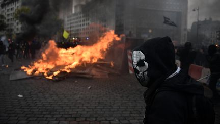 Un manifestant, le 16 novembre 2019 place d'Italie à Paris. (MARTIN BUREAU / AFP)