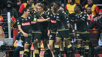 La joie des joueurs de l'AS Monaco après leur victoire en 32es de finale de Coupe de France face au RC Lens, 7 janvier 2024, à Lens. (MATTHIEU MIRVILLE / MATTHIEU MIRVILLE via AFP)