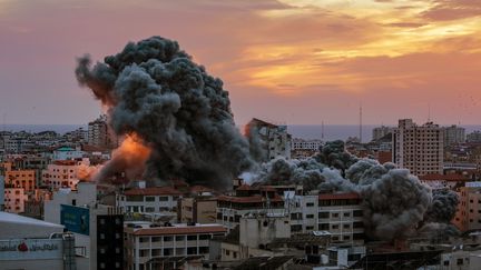 Des avions de combat israéliens ont ciblé la tour Palestine dans la ville de Gaza le 7 octobre 2023, après une attaque surprise contre Israël, revendiquée par le mouvement islamiste Hamas. (MOHAMMED SABER / EPA)