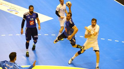 Mickaël Guigou au tir sous l'oeil de Nikola Karabatic