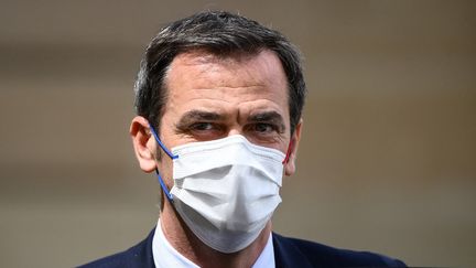 Le ministre des Solidarités et de la Santé, Olivier Véran, le 19 mai 2021 à la sortie du Conseil des ministres, au Palais de l'Elysée (Paris). (FRANCK FIFE / AFP)