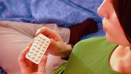 Sur Twitter, de nombreuses femmes racontent les difficult&eacute;s d'acc&egrave;s &agrave; la contraception et les relations parfois tendues avec gyn&eacute;cologues, g&eacute;n&eacute;ralistes ou pharmaciens.&nbsp; (BSIP / GETTY IMAGES)