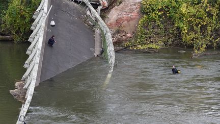 Le pont de Mirepoix-sur-Tarn près de Toulouse s'est effondré lundi 18 novembre.&nbsp; (ERIC CABANIS / AFP)