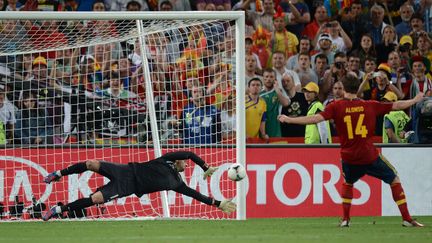 Le premier tir au but de l'Espagne, par Xabi Alonso, arr&ecirc;t&eacute; par le gardien portuguais Rui Patricio, le 26 juin 2012 lors de la demi-finale de l'Euro, &agrave;&nbsp;Donetsk (Ukraine). (JEFF PACHOUD / AFP)