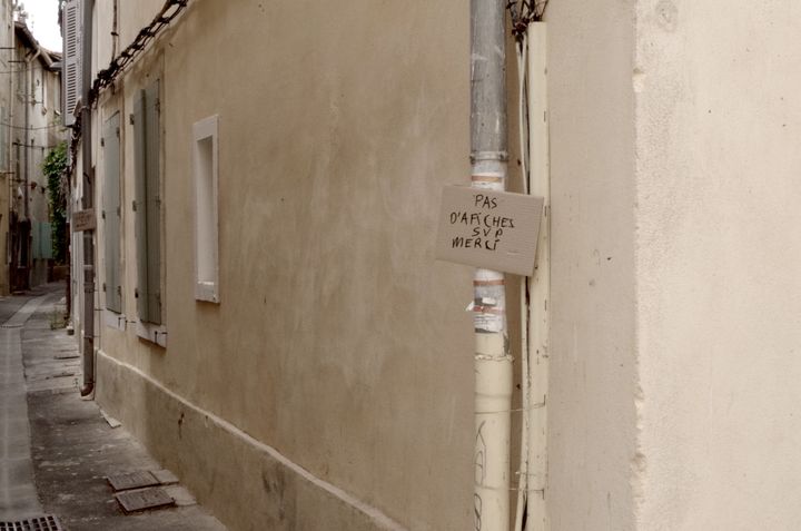 Pancarte "pas d'affiche svp merci" dans une ruelle d'Avignon, le 6 juillet 2021. (JEREMIE LAURENT-KAYSEN)