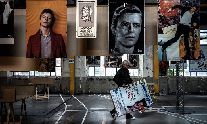 Derniers préparatifs de l'expo Bowie Odyssée" à Saint-Étienne (1er octobre 2018)
 (Jeff Pachoud / AFP)