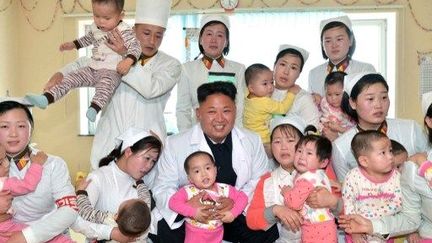 Visite du leader nord-coréen dans un hôpital pour enfants. (AFP PHOTO / KCNA via KNS REPUBLIC OF KOREA OUT)