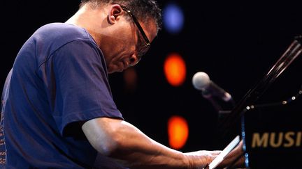 Herbie Hancock en concert, au festival Jazz à Juan, le 16 juillet 2003. (PASCAL GUYOT / AFP)